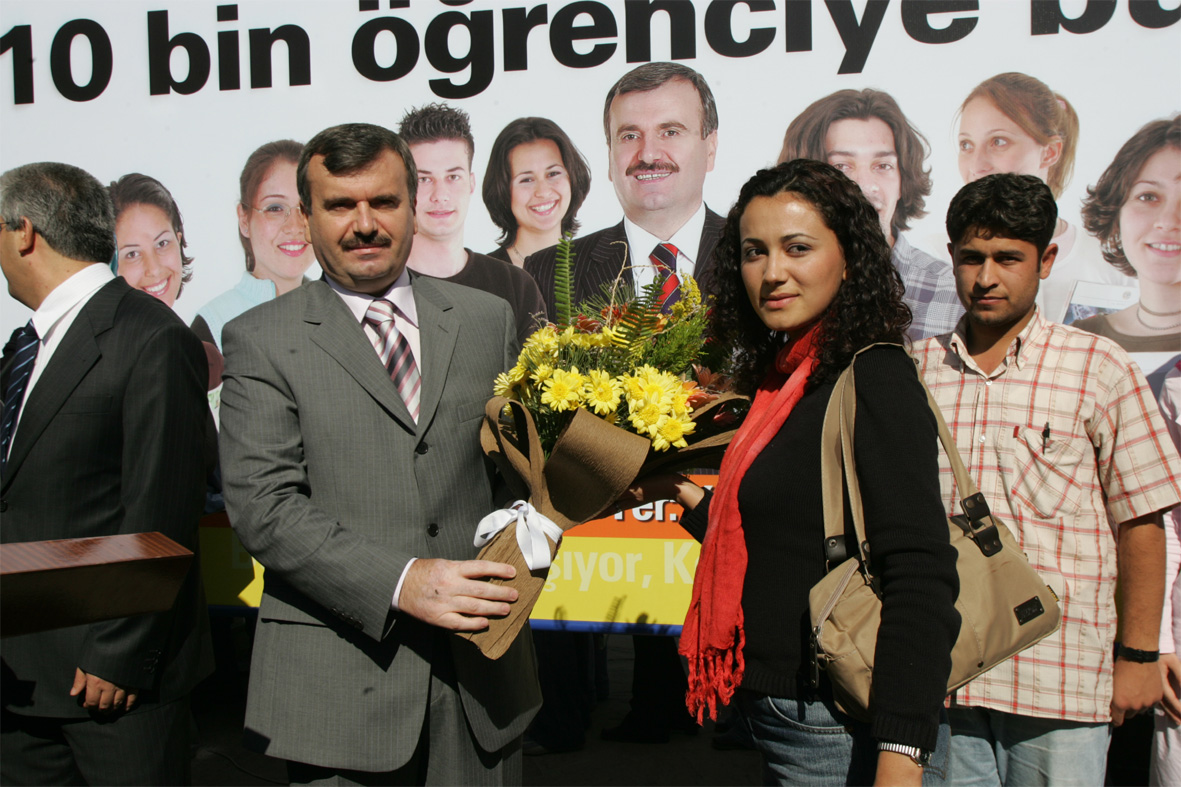 2004-2005 Eğitim Yılında 10.000 Öğrenciye Burs Veriliyor