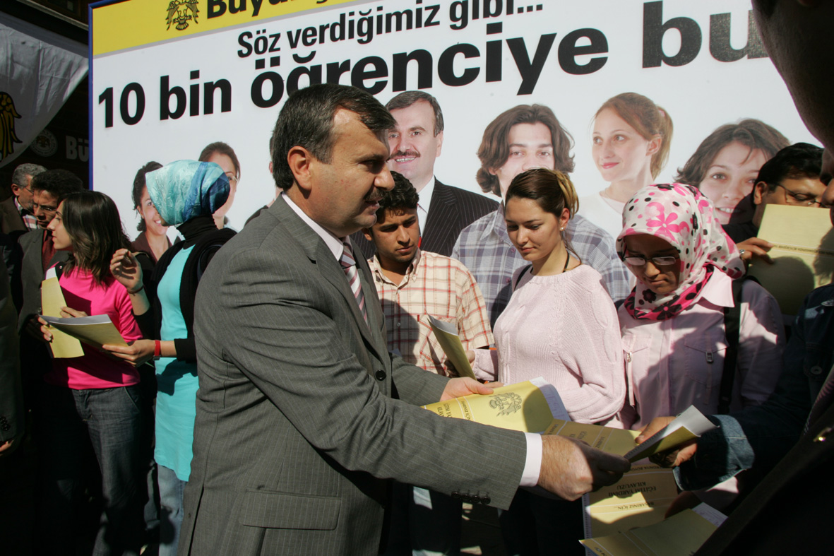 2004-2005 Eğitim Yılında 10.000 Öğrenciye Burs Veriliyor