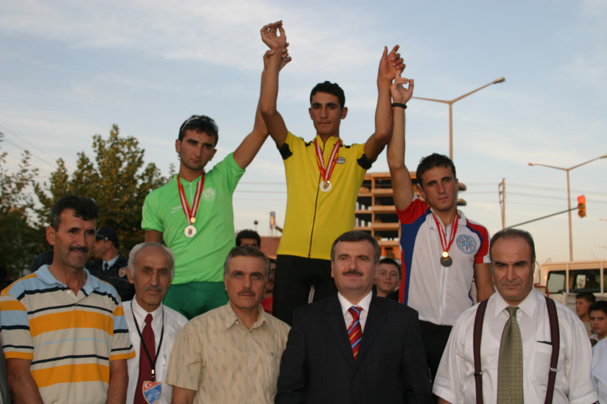 Bisikletciler Büyükşehir Belediyesi Başkanlık Kupası İçin Yarıştı