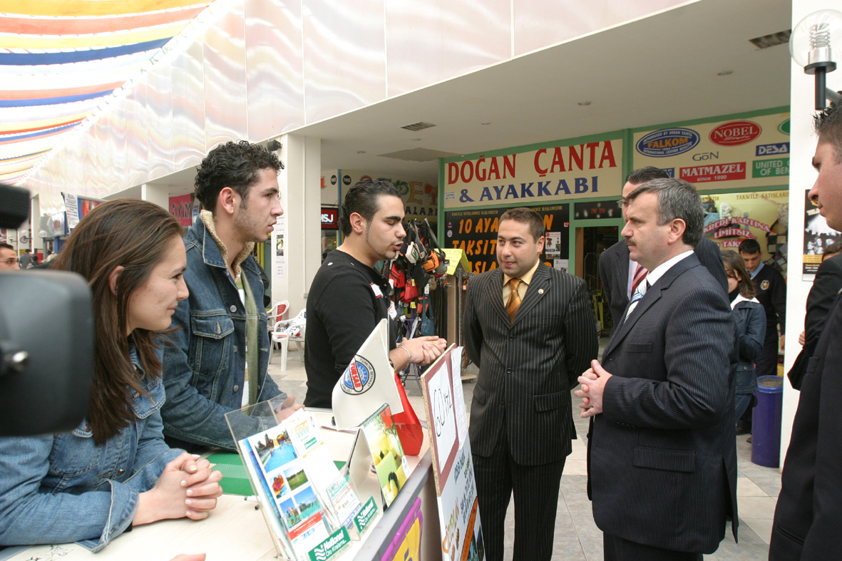 Başkan Akyürek Esnaf Ve Öğrencilerle Buluştu