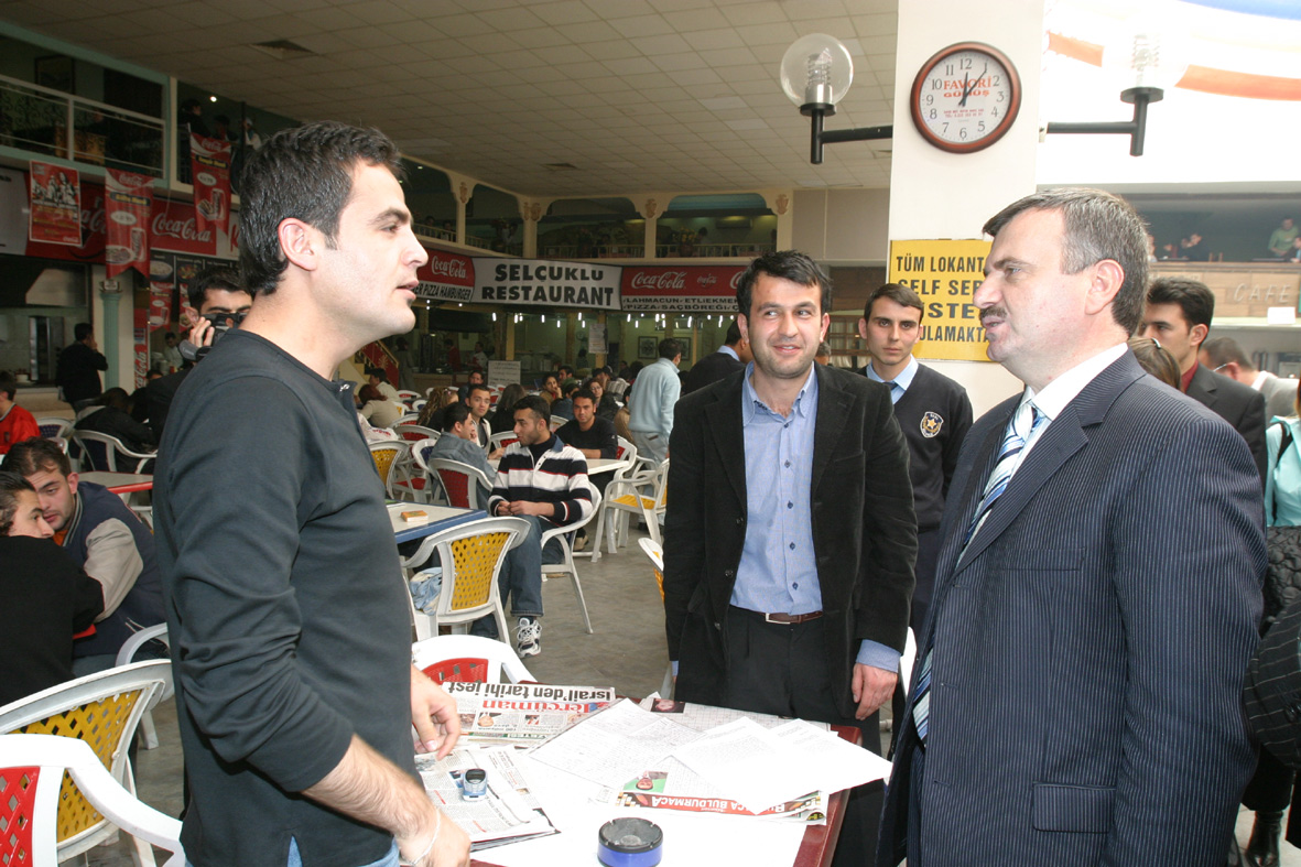Başkan Akyürek Esnaf Ve Öğrencilerle Buluştu