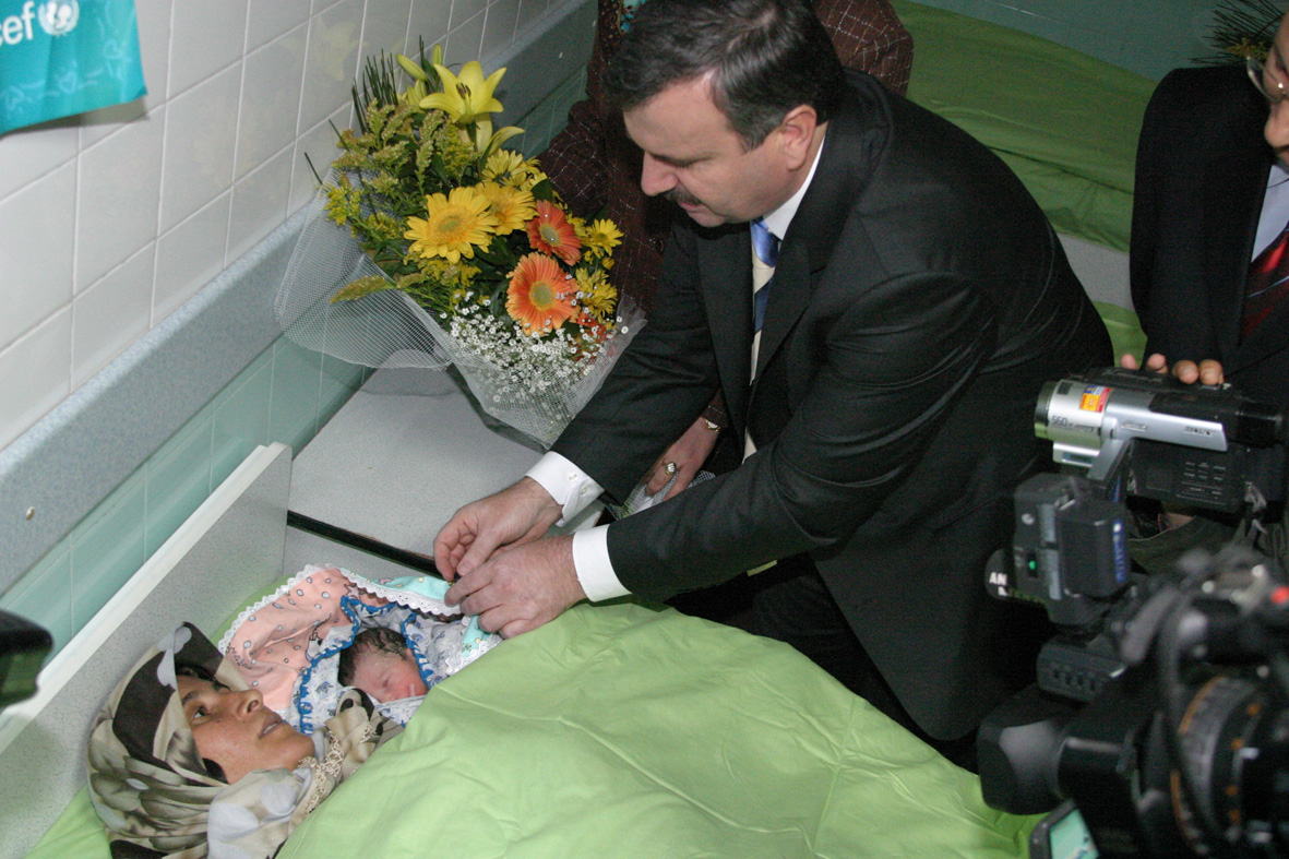 Başkan Akyürek 2006 Yılının İlk Bebeğini Hastanede Ziyaret Etti
