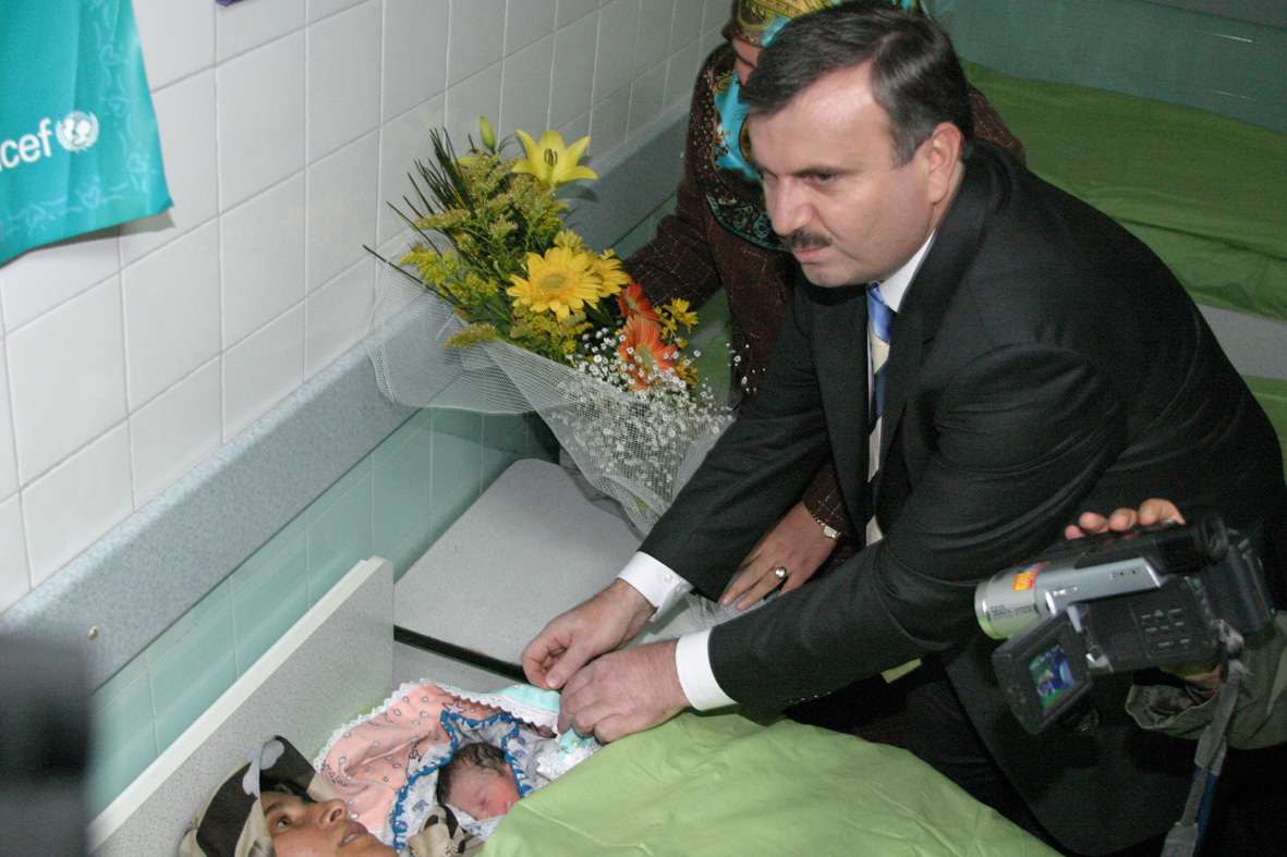 Başkan Akyürek 2006 Yılının İlk Bebeğini Hastanede Ziyaret Etti