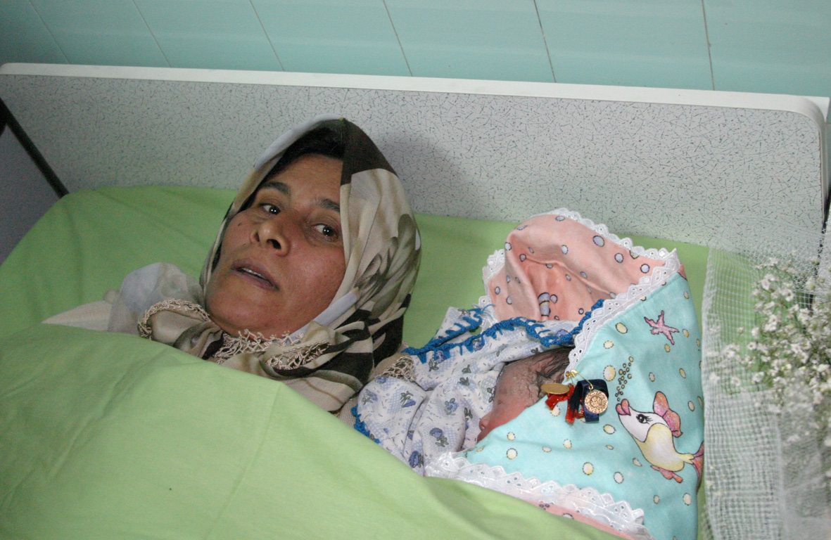 Başkan Akyürek 2006 Yılının İlk Bebeğini Hastanede Ziyaret Etti