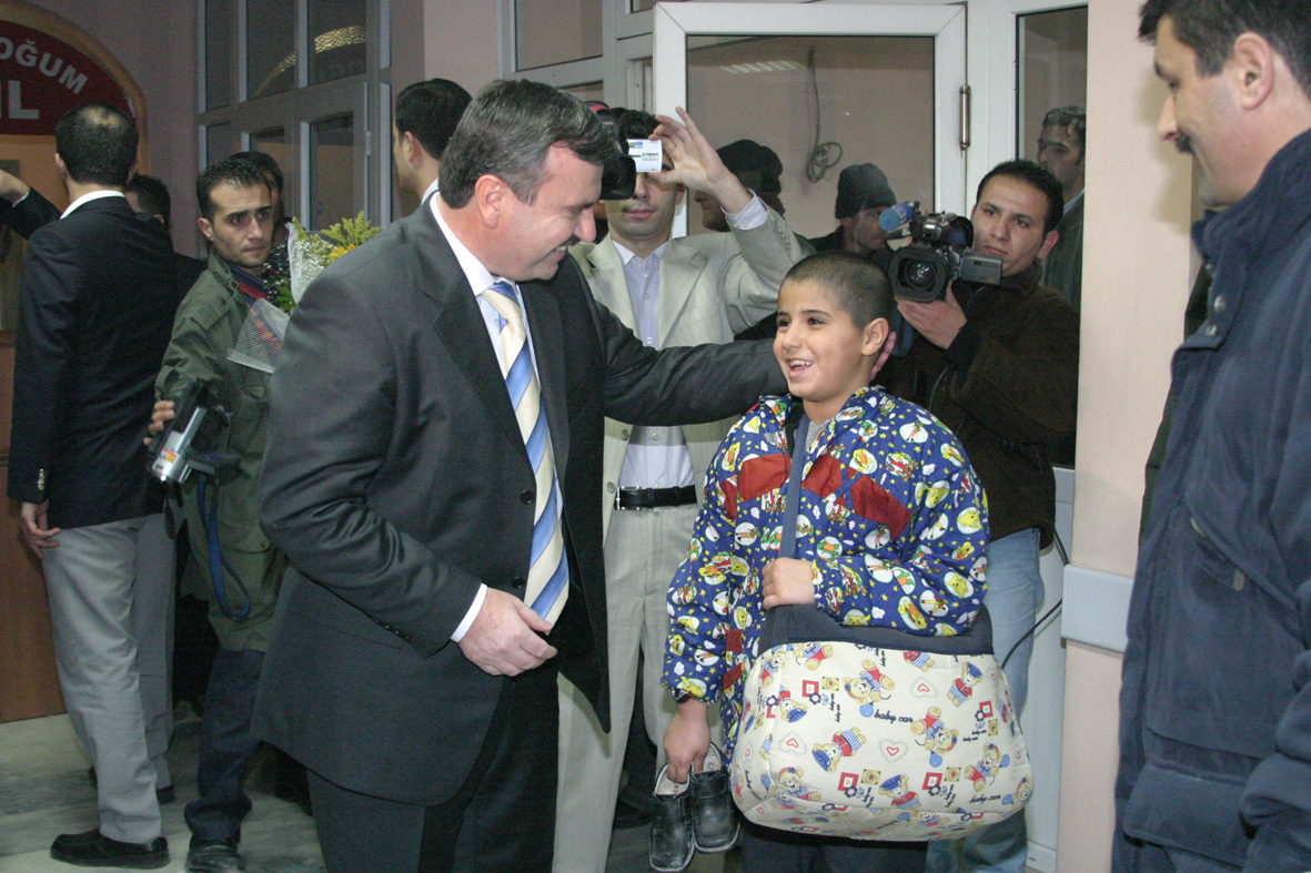 Başkan Akyürek 2006 Yılının İlk Bebeğini Hastanede Ziyaret Etti