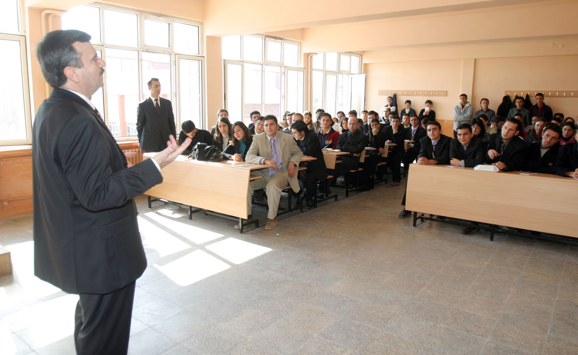 Başkan Akyürek'ten Üniversite Öğrencilerine Belediyecilik Dersi
