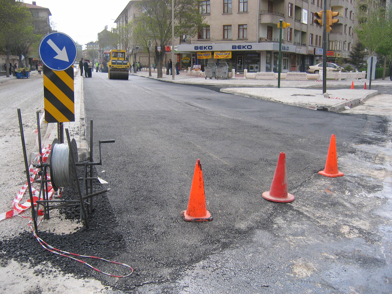 Büyükşehir Belediyesi Yol Düzenleme Çalışmalarını Sürdürüyor