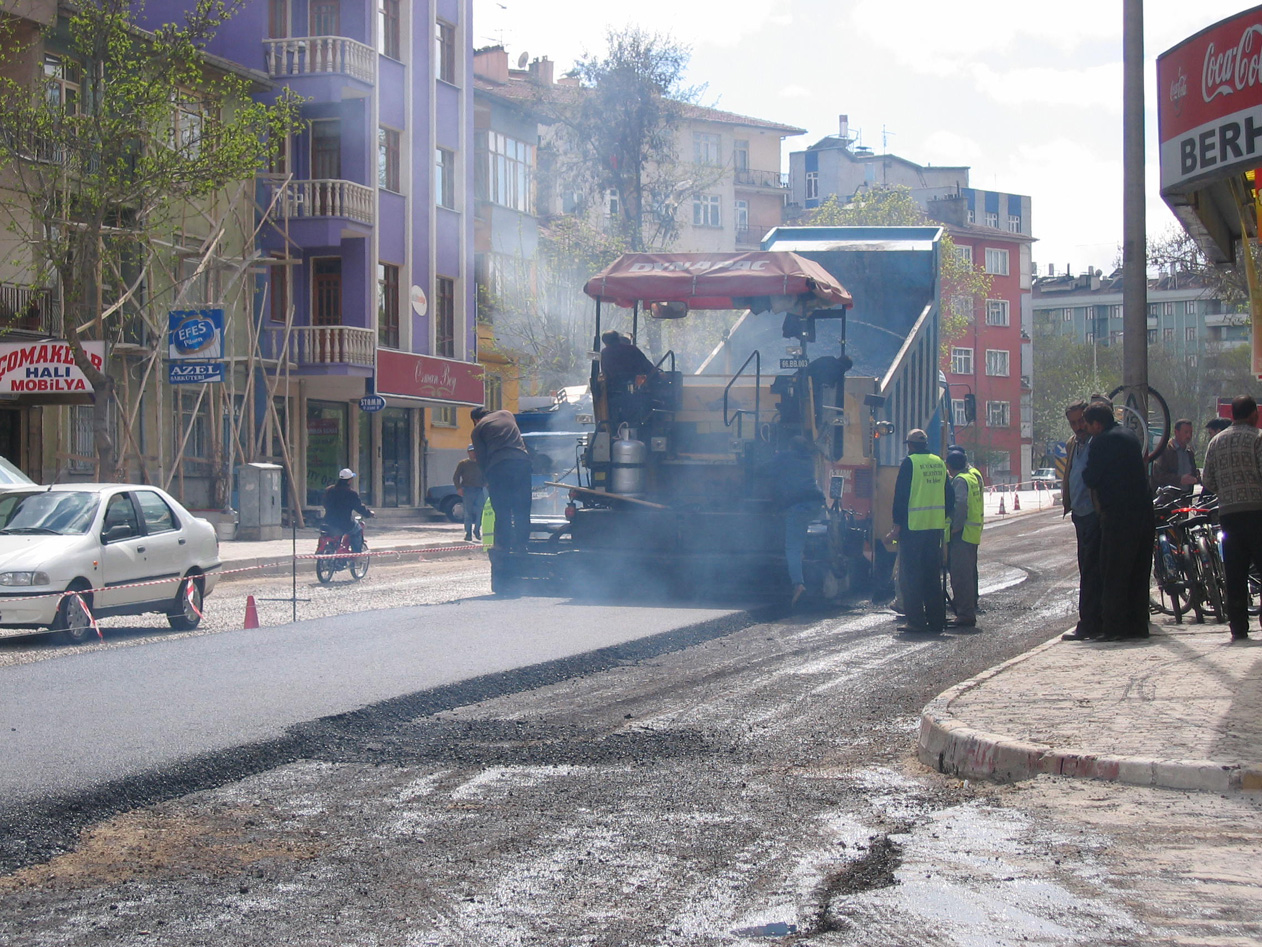Büyükşehir Belediyesi Yol Düzenleme Çalışmalarını Sürdürüyor