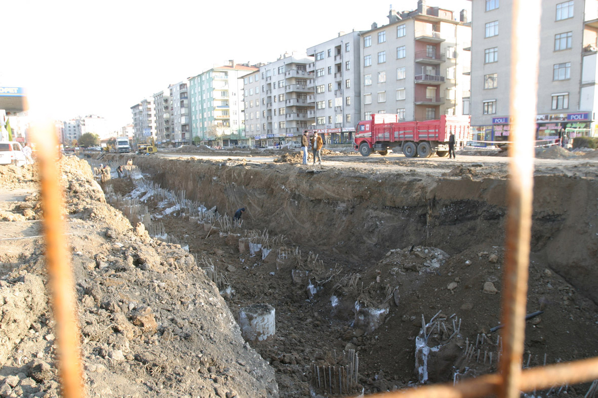 Beyşehir Caddesi Altgeçit İnşaatı Devam Ediyor