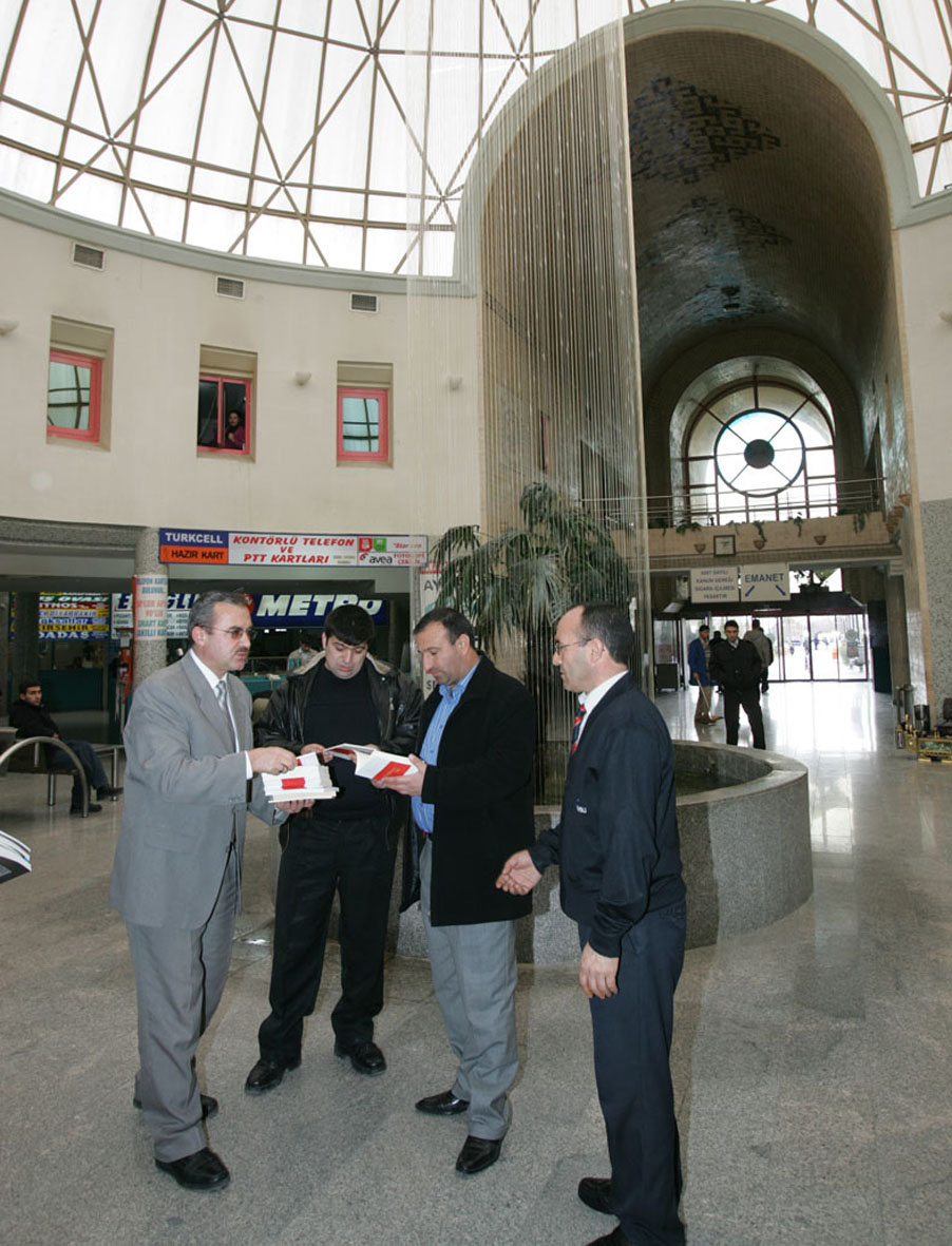 Konya'ya Otogar'dan Giriş-Çıkış Yapanlara Kitap Dağıtılıyor