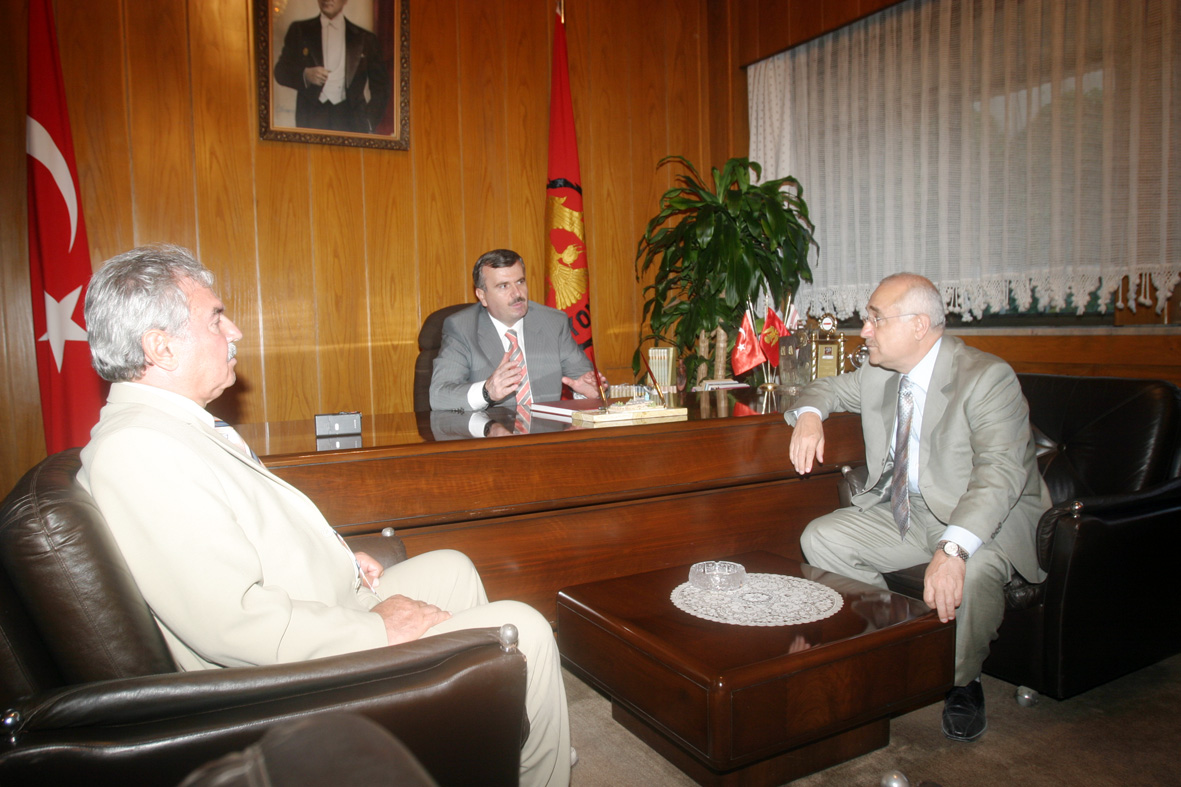 Bakan Çiçek Büyükşehir Belediyesi'ni Ziyaret Etti