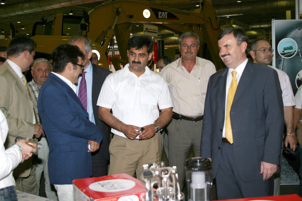 Başkan Akyürek Belediye İhtiyaçları Fuarı'nı Gezdi