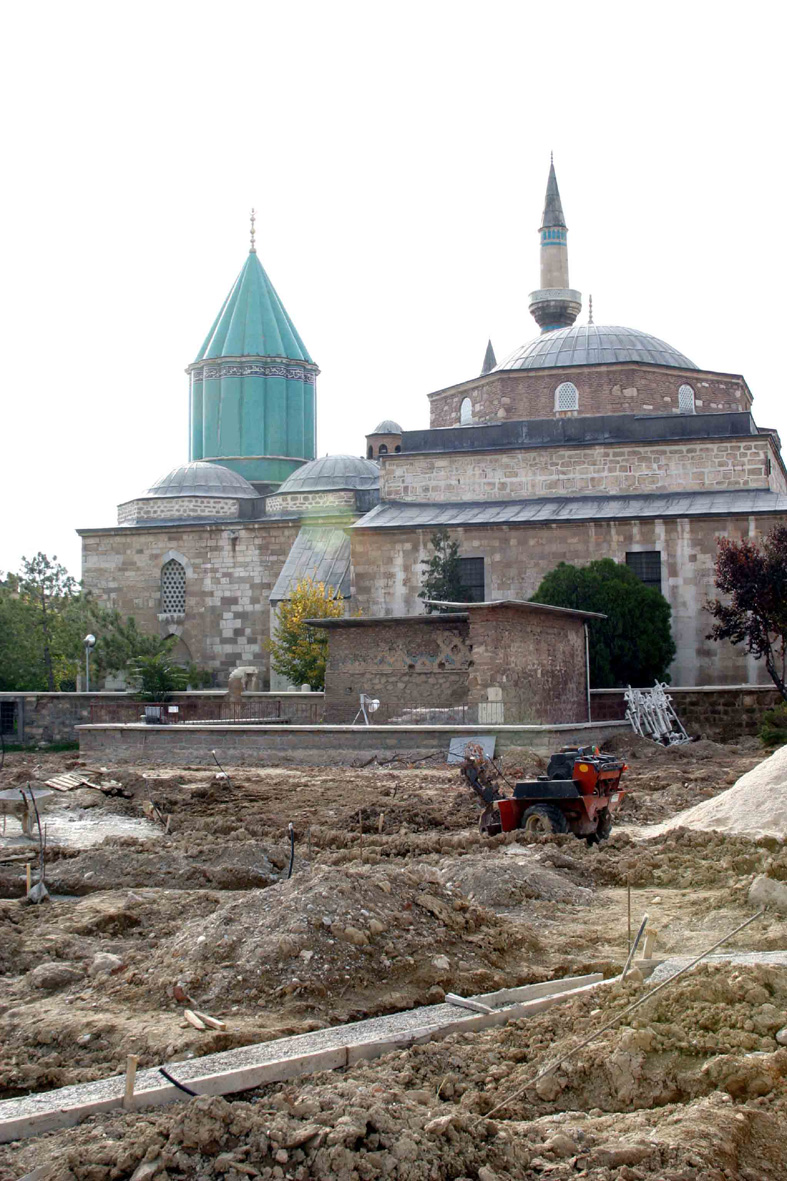 Mevlana Bahçesi'nde Düzenleme Çalışması