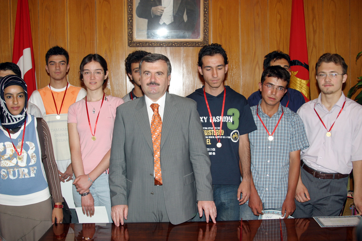 ÖSS'de İlk 100'e Giren Öğrenciler Ödüllendirildi
