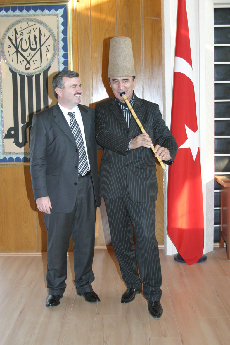 Özbek Sanatçı Curabayev Başkan Akyürek'i Ziyaret Etti