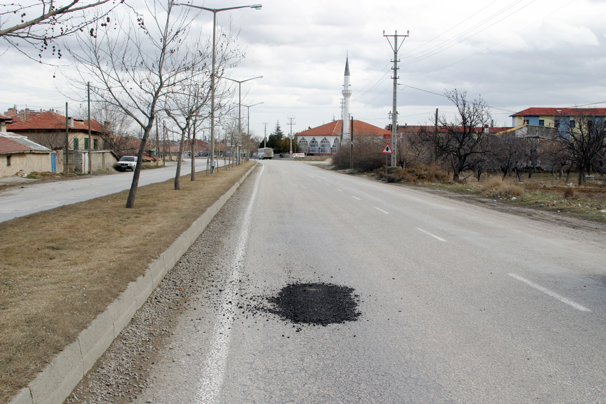 Bozulan Asfaltlara Acil Müdahale Edildi