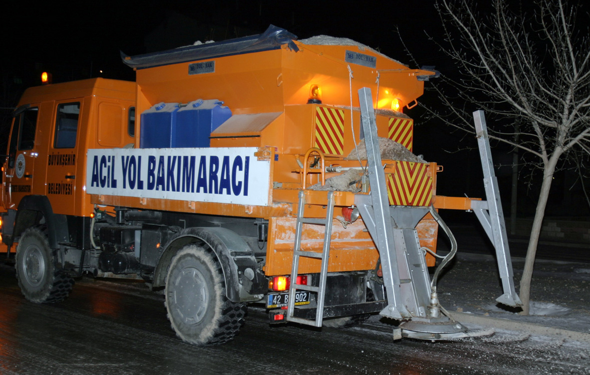 Fen İşleri Ekipleri Buzlanmayla Mücadele Ediyor