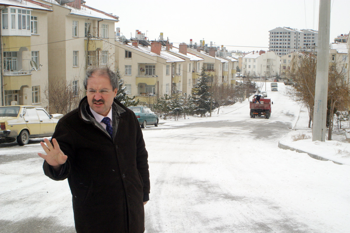 Fen İşleri Ekipleri Buzlanmayla Mücadele Ediyor