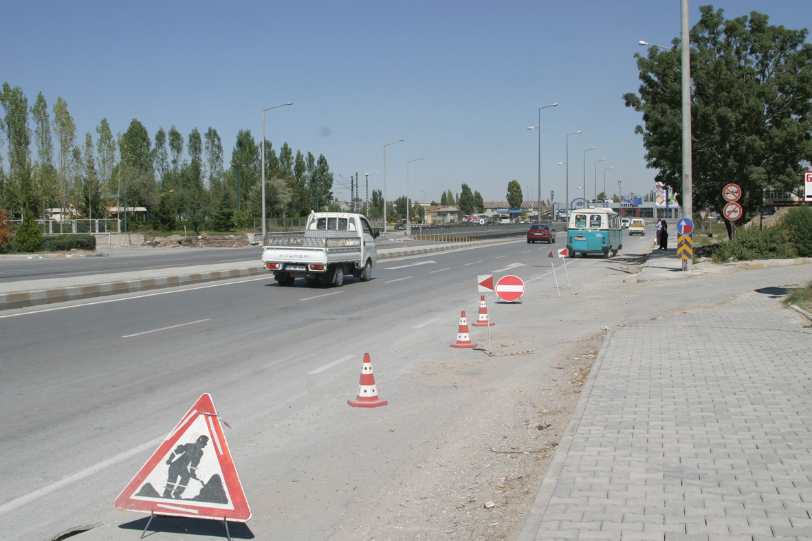 Mobilyacılara Yaya Üst Geçidi Yapılıyor