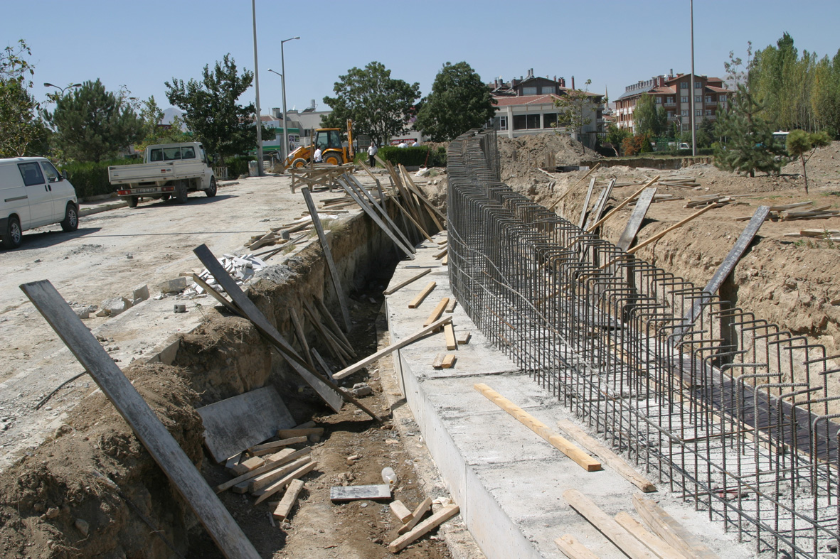 Mobilyacılara Yaya Üst Geçidi Yapılıyor