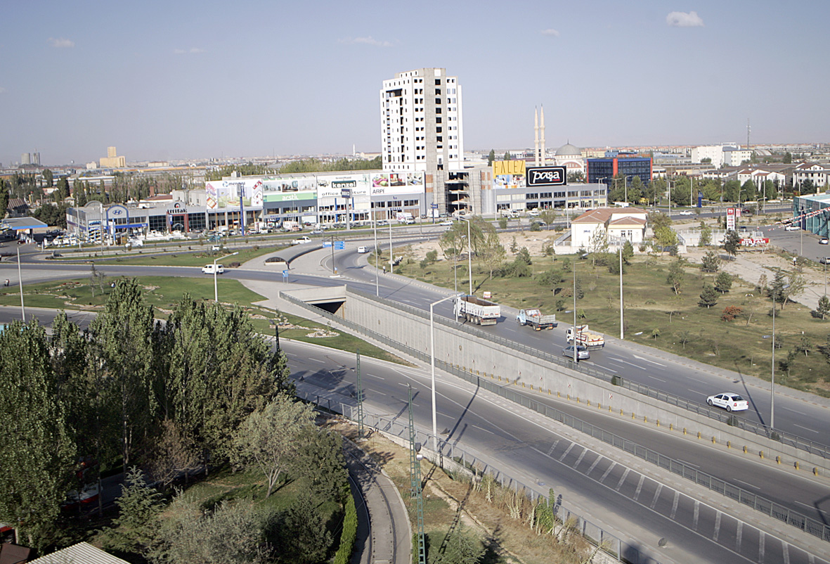 Mobilyacılara Yaya Üst Geçidi Yapılıyor