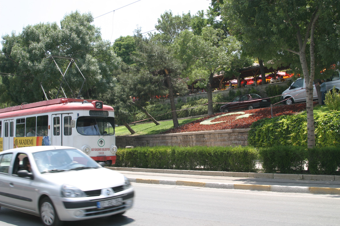 Alaaddin Tepesi'ne Türk Bayrağı ve Yeşil Kubbe Motifleri