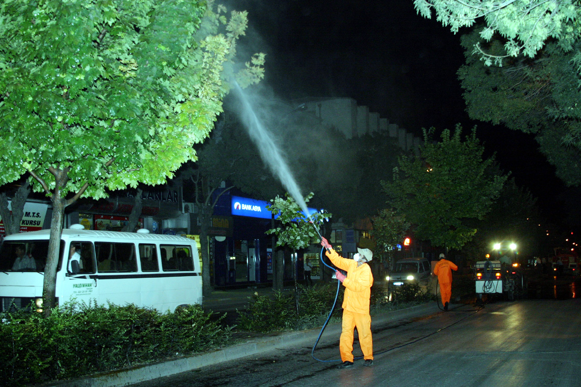 Sıcaktan Etkilenen Bitkilere Suni Yağmurlama