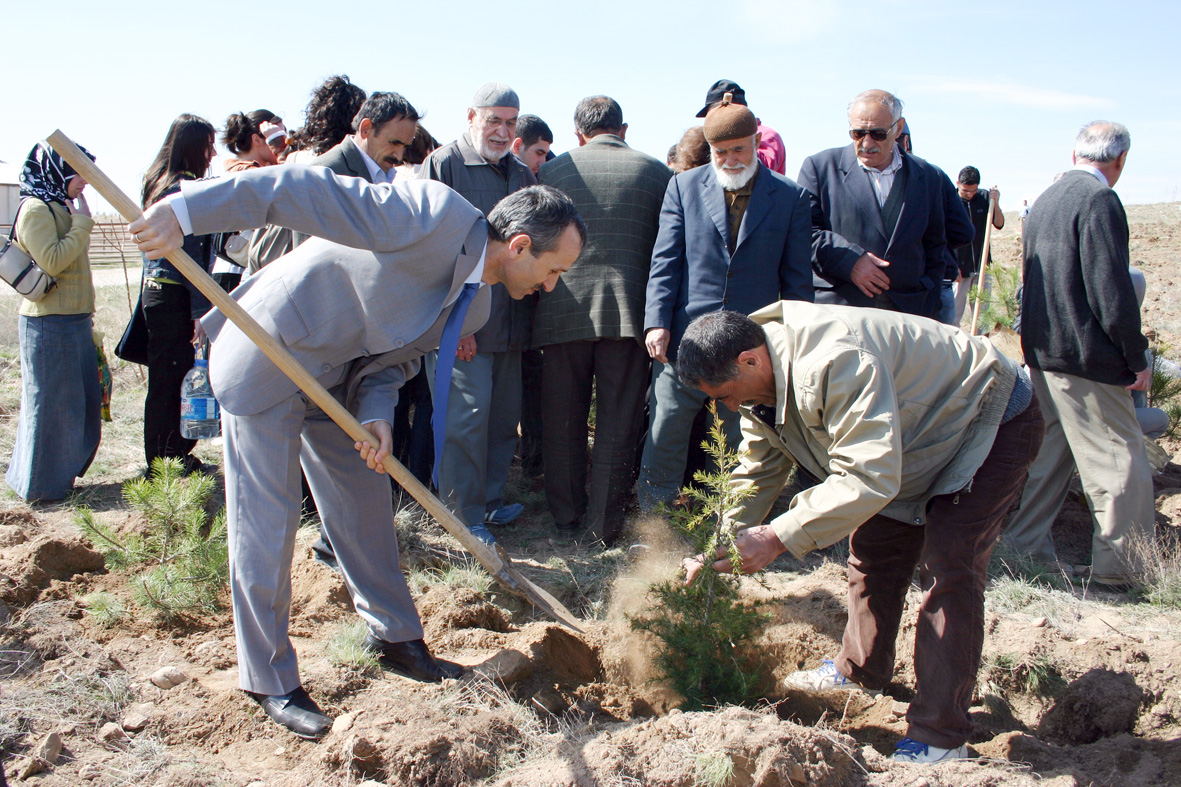 SALK Üyeleri İle Öğrenciler Kampüs'e Fidan Dikti