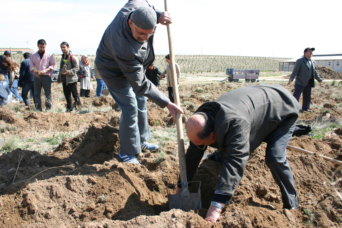 SALK Üyeleri İle Öğrenciler Kampüs'e Fidan Dikti