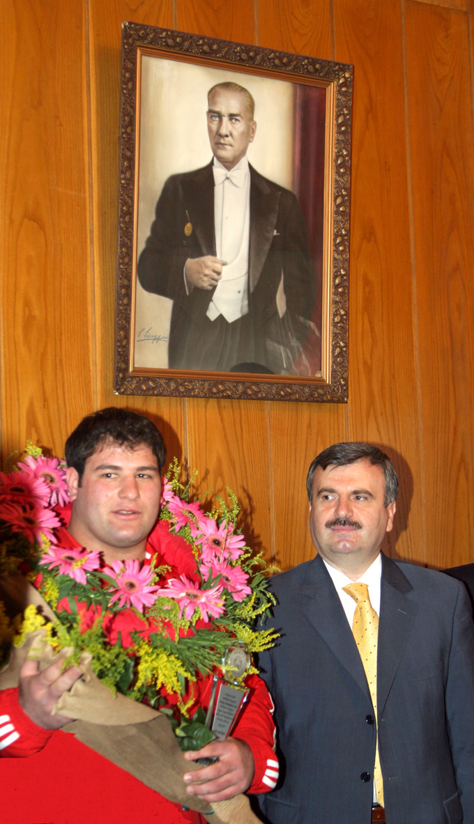 Şampiyon Güreşçi Çiçeklerle Karşılandı