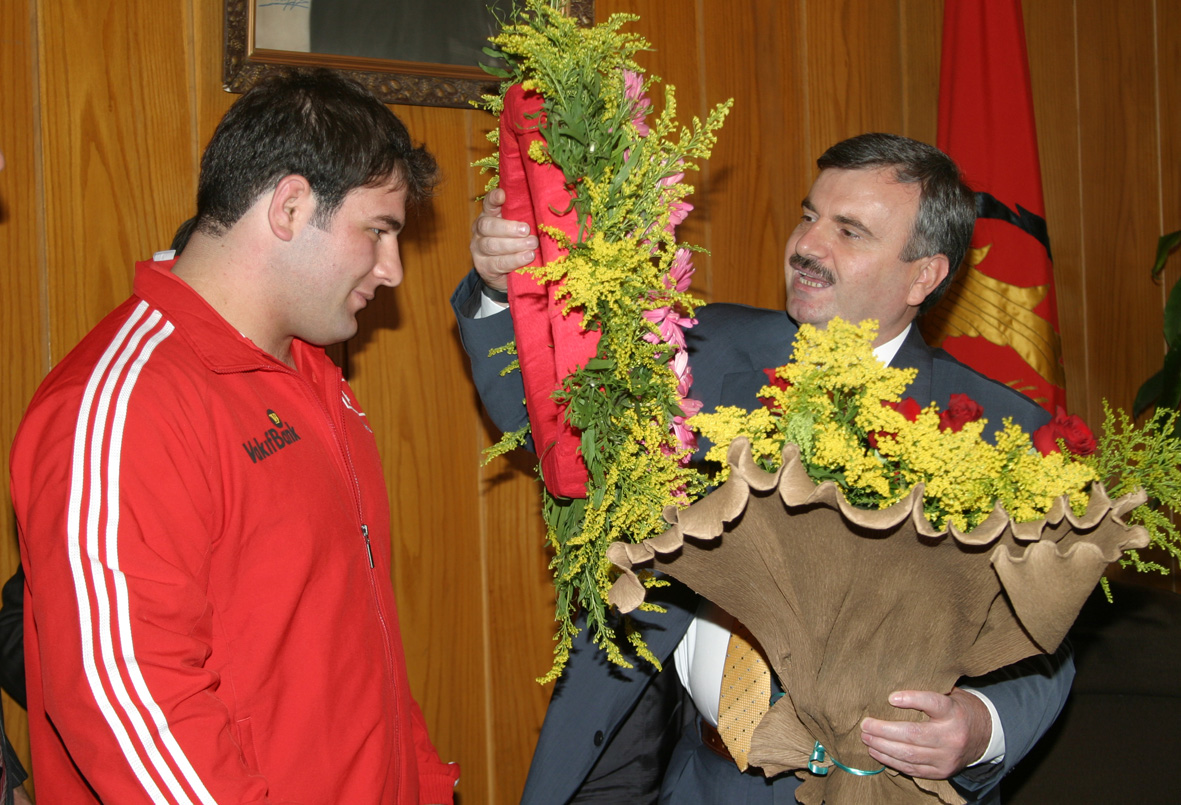 Şampiyon Güreşçi Çiçeklerle Karşılandı