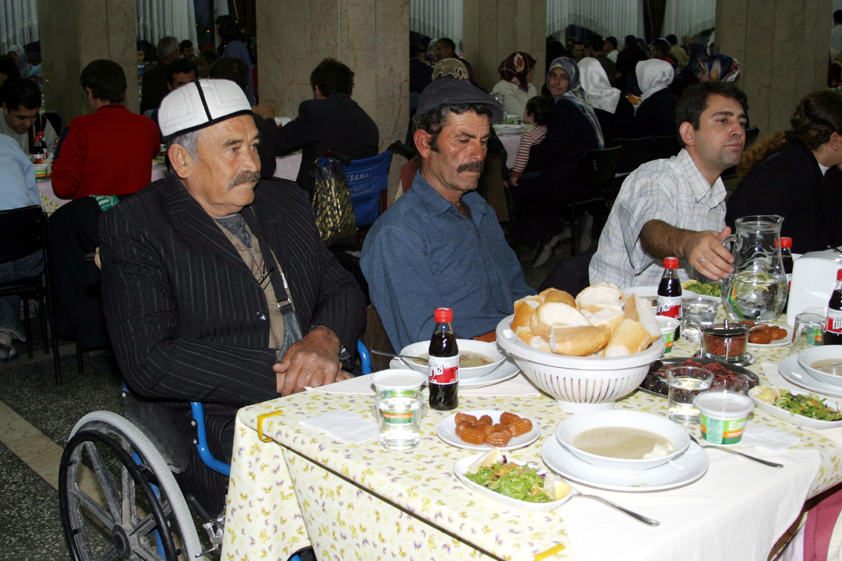 Başkan Akyürek Engelli Vatandaşlarla İftarda Buluştu