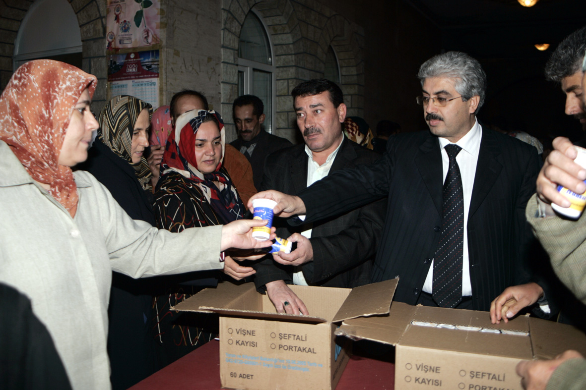 Kadir Gecesi'nde Bal Şerbeti Dağıtıldı
