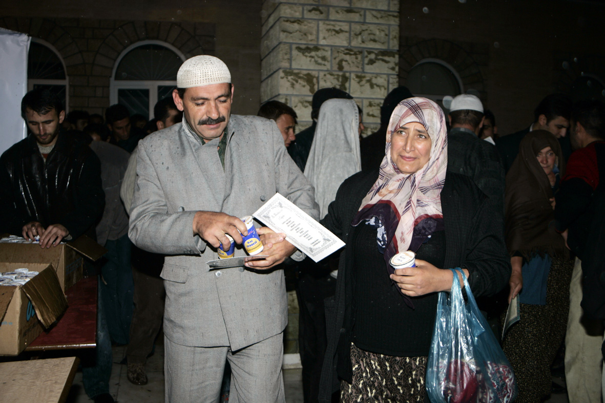 Kadir Gecesi'nde Bal Şerbeti Dağıtıldı