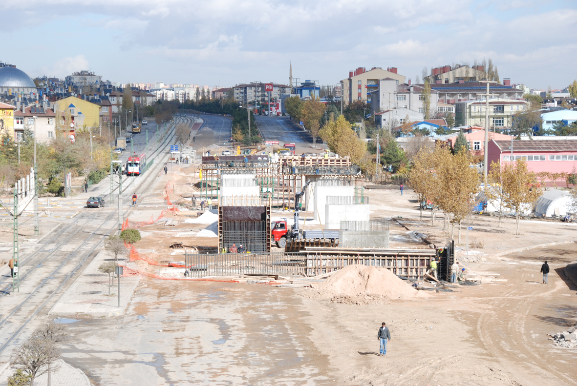 Selçuklu Ve Otogar Üstgeçitlerinde Çalışmalar Sürüyor