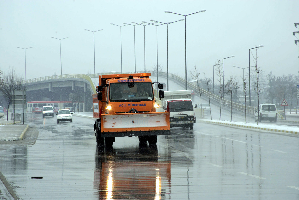 Kar ve Buzlanma İle Mücadele İçin 7 Ekip 24 Saat Çalışacak