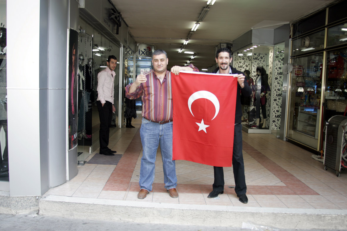 Büyükşehir Belediyesi İşyerlerine Bayrak Dağıttı