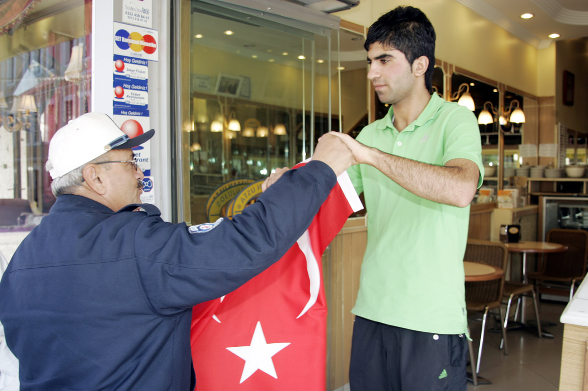 Büyükşehir Belediyesi İşyerlerine Bayrak Dağıttı