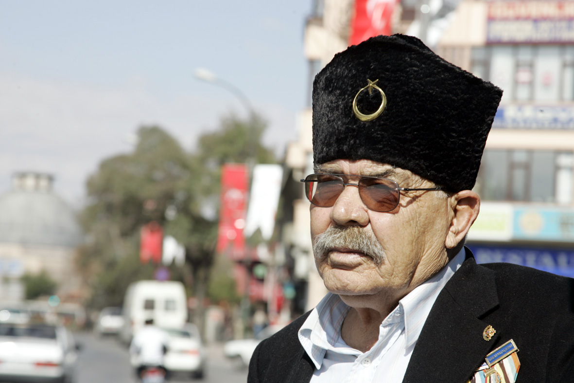 Büyükşehir Belediyesi İşyerlerine Bayrak Dağıttı