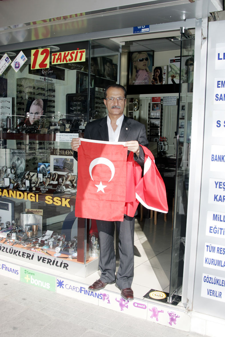Büyükşehir Belediyesi İşyerlerine Bayrak Dağıttı