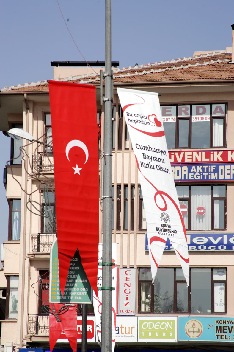 Büyükşehir Belediyesi İşyerlerine Bayrak Dağıttı
