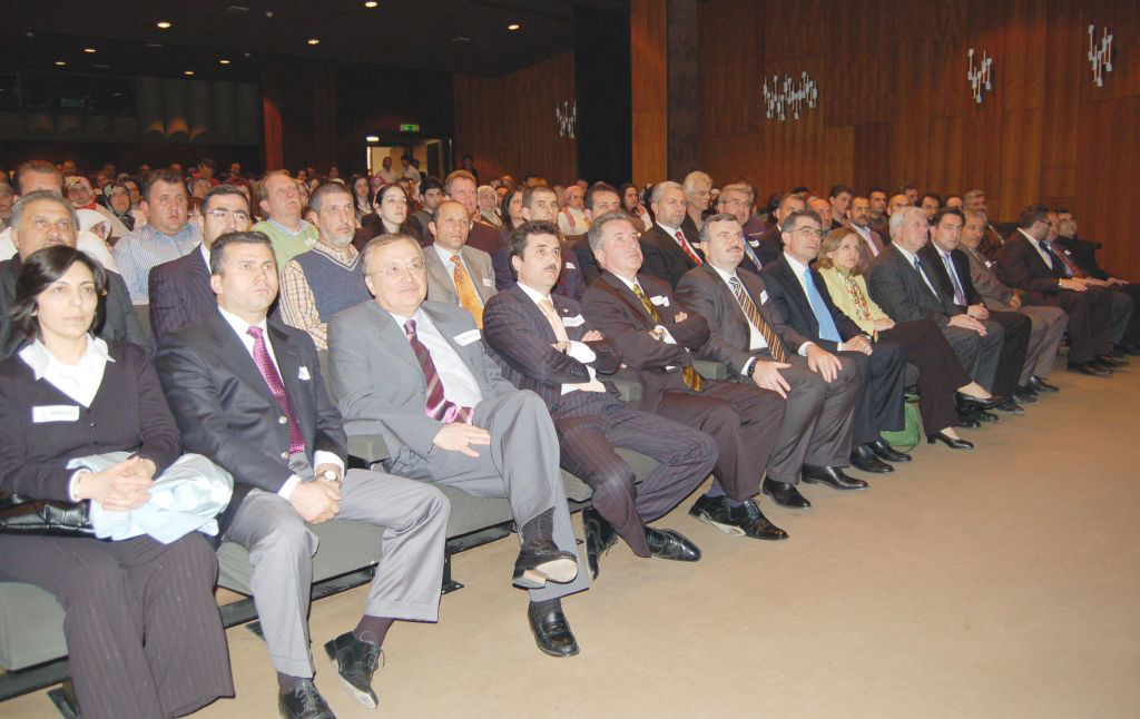 Mevlâna Otobüsü Avrupa'da Işık Saçıyor