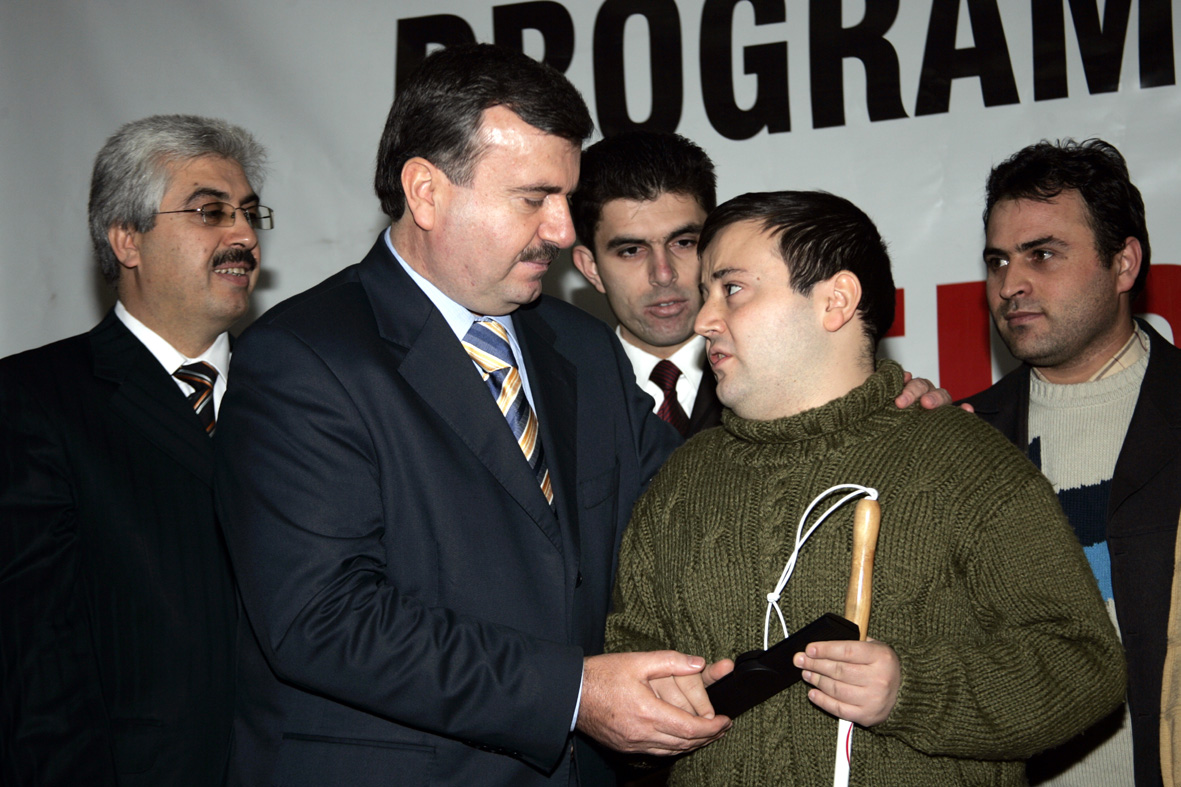 Görme Engellilere Kabartma Saat Ve Beyaz Baston