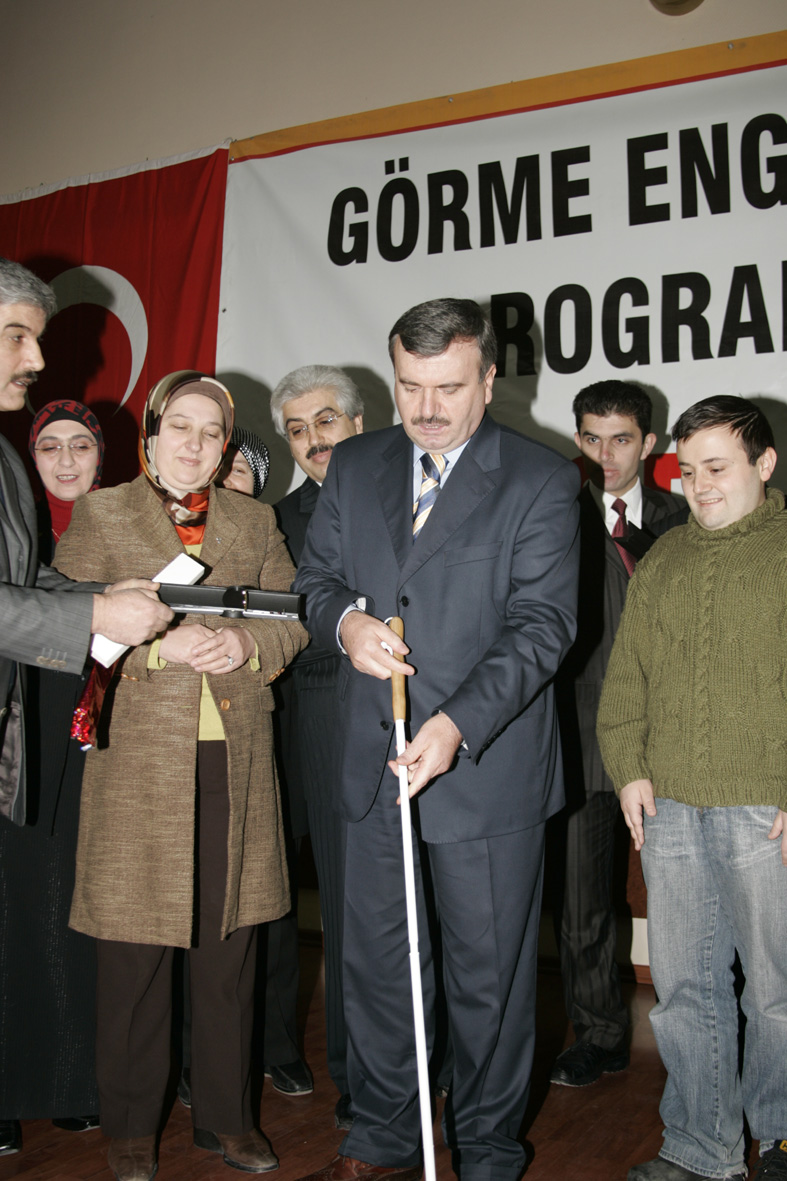 Görme Engellilere Kabartma Saat Ve Beyaz Baston