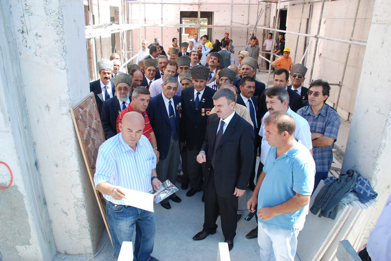 Başkan Akyürek ve Gaziler İstiklal Harbi Şehitliği'ni İnceledi