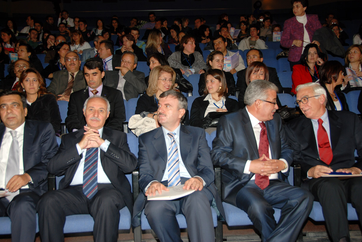 Başkan Akyürek'e Eğitime Katkı Plaketi Verildi