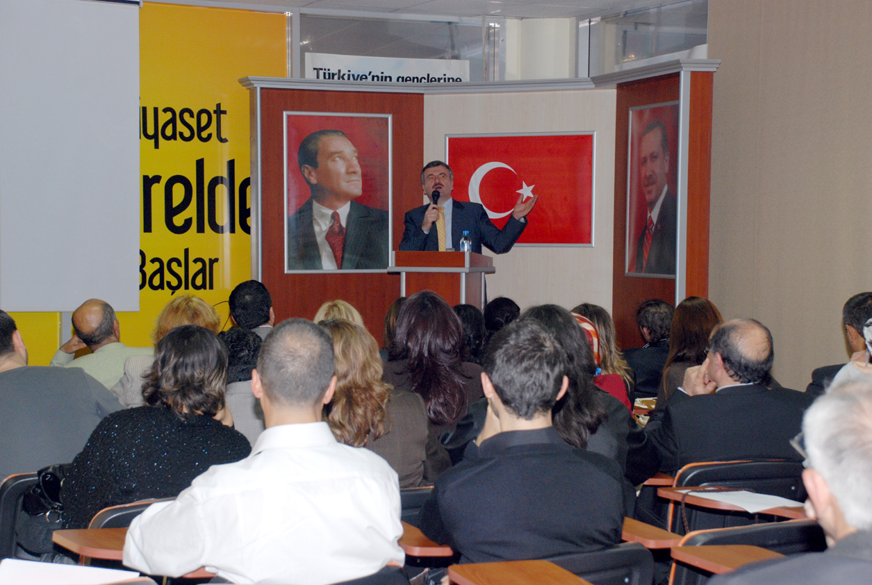 Başkan Akyürek Antalya ve İzmir'de Siyaset Akademisi'nde Konuştu