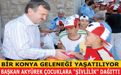 Başkan Akyürek Çocuklara Şivlilik Dağıttı