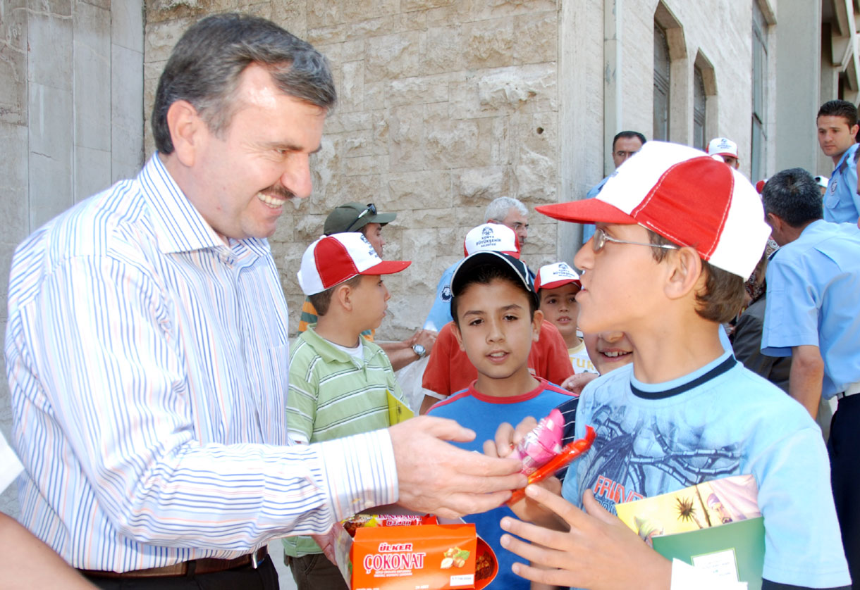 Başkan Akyürek Çocuklara Şivlilik Dağıttı