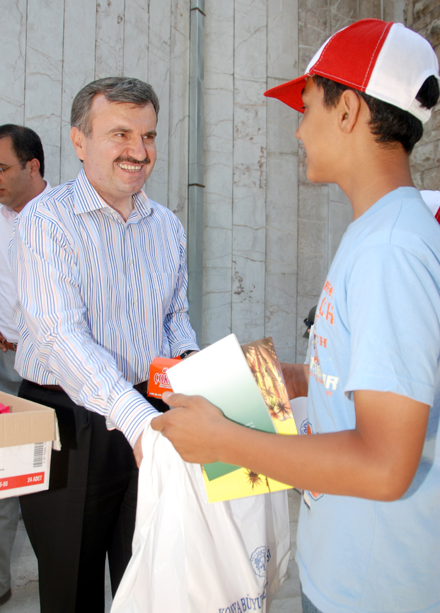 Başkan Akyürek Çocuklara Şivlilik Dağıttı